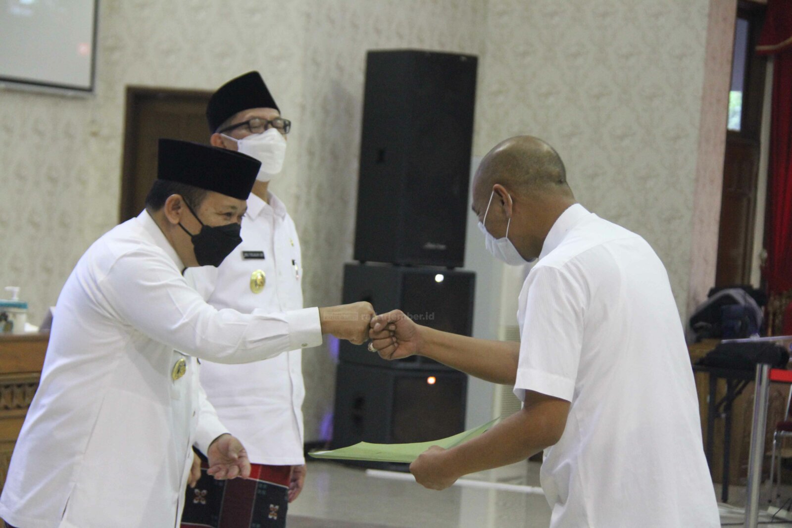 PROSESI PELANTIKAN: Bupati dan Wakil Bupati Jember Hendy-Firjaun saat memberikan surat penunjukan pelaksana tugas (Plt) kepada sejumlah pejabat di Pendapa Wahyawibawagraha, kemarin (12/3).