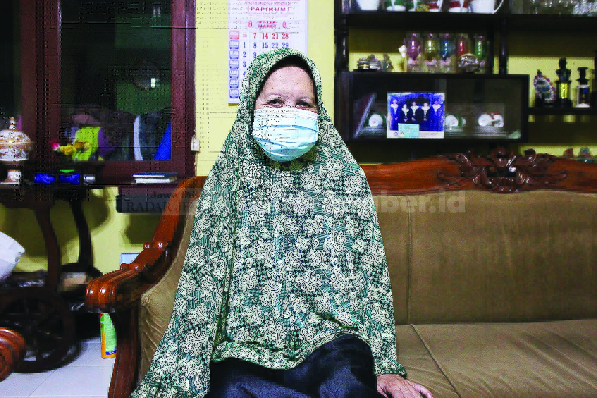 BERSEMANGAT: Liliek Istiqomah saat berada di lingkungan Pondok Pesantren Al-Jauhar di Jalan Nias III, Kelurahan/Kecamatan Sumbersari, kemarin (3/3).