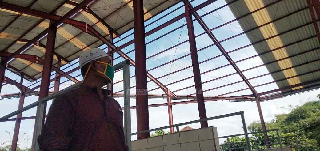 BELUM TUNTAS: Bangunan di salah satu proyek Pasar Manggisan yang hingga hari ini tak kunjung kelar. Tampak ada salah satu atap yang sengaja tidak dipasang karena anggarannya diutang.
