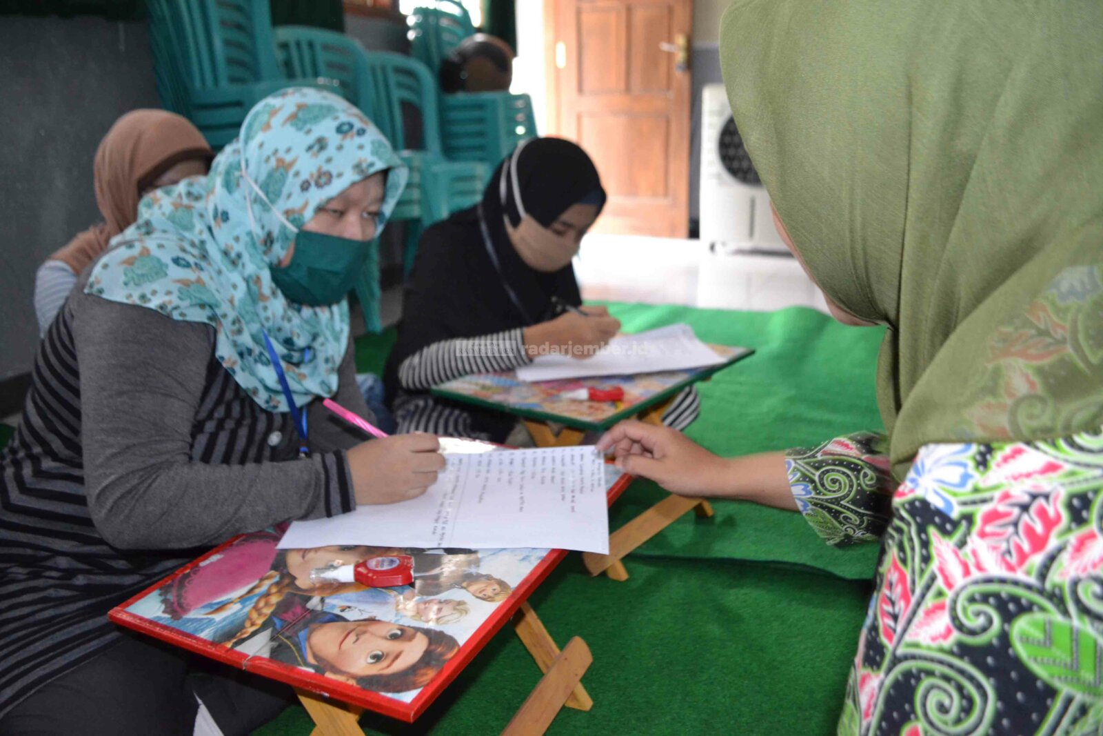 MEMBACA: Ujian yang berlangsung di SLB negeri. Foto ini diambil pada pertengahan Maret 2021 lalu.