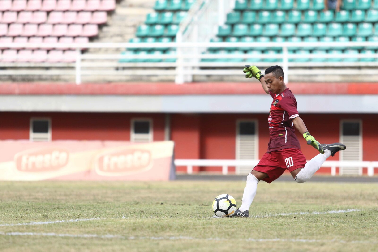 ADA DUA PERSEBO: Penjaga gawang Persebo Muda Bondowoso dalam pertandingan Liga 3 zona Jawa Timur tahun 2019 lalu. Wacananya, akan ada dua klub bernama Persebo dalam Liga 3 mendatang.