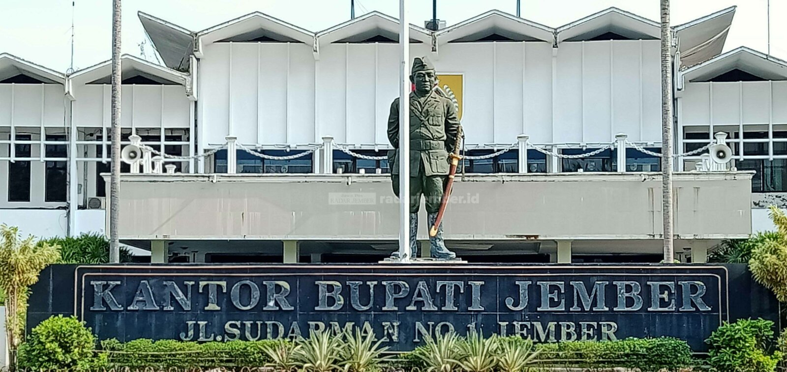 IKONIK: Patung Letkol Moch Sroedji berdiri gagah di depan Kantor Pemkab Jember. Selain menjadi pusat pemerintahan, gedung ini juga menjadi ikon Jember.