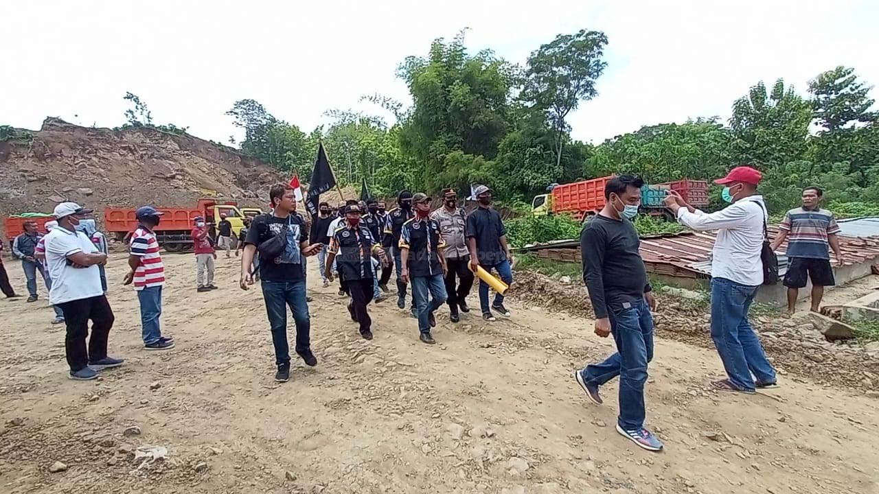 TUAI PRO KONTRA: Warga Dusun Gumukrase Desa Kemuningsari Kidul Kecamatan Jenggawah saat mendatangi sebuah gumuk di dusun mereka, Sabtu (6/3).
