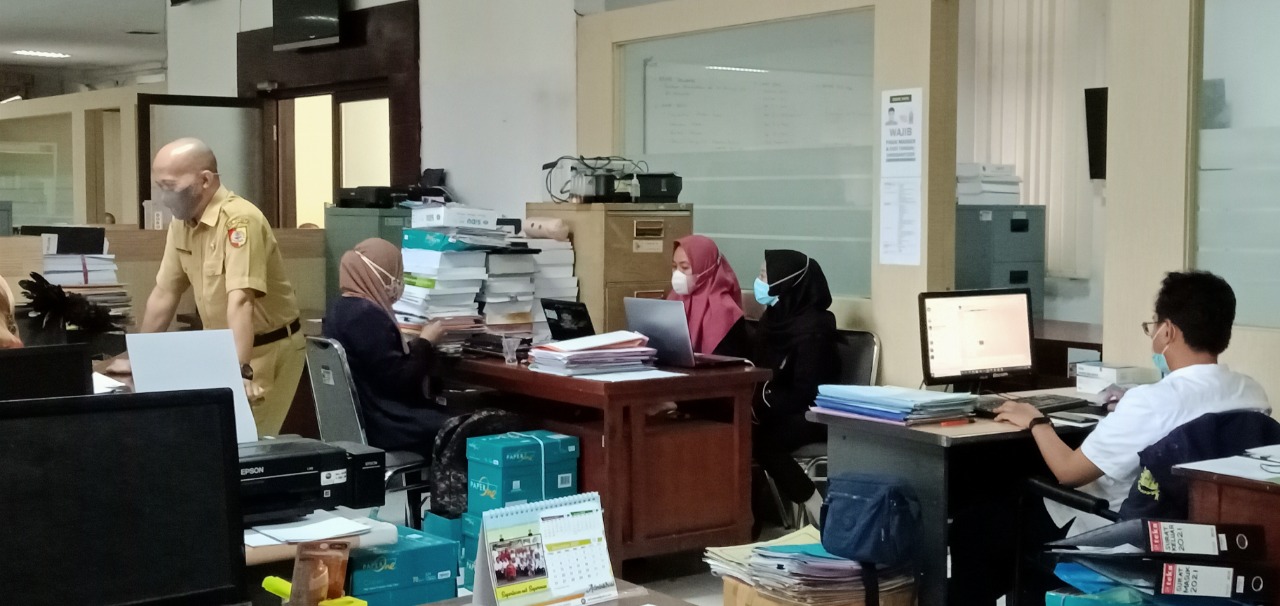 BEDA KOSTUM: Semenjak pemberlakuan Permendagri 11/2020, saat ini ada perbedaan baju dinas antara pegawai ASN dan P3K di lingkup Pemkab Jember.