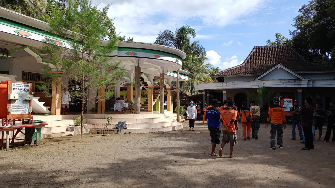 BERKABUNG: Suasana di Pesantren Nurussalam di Desa Sumberejo Ambulu.