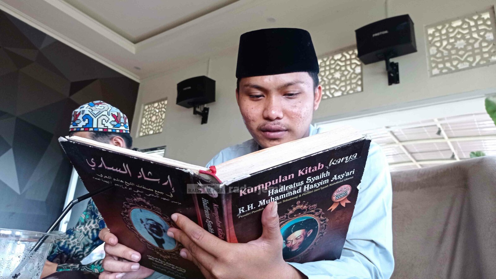 BACA KITAB: Misbahul Anwar, santri sekaligus staf TU MTs MU, Jatiroto, membacakan kitab karya KH Hasyim Asyari. Bacaan kitab itu mengantarkannya menjadi juara dua lomba baca kitab tingkat Jawa Timur.