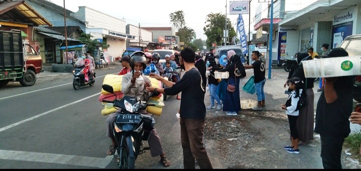BERBAGI: Sejumlah warga Bondowoso tengah membagikan takjil bagi pengendara yang melintas.