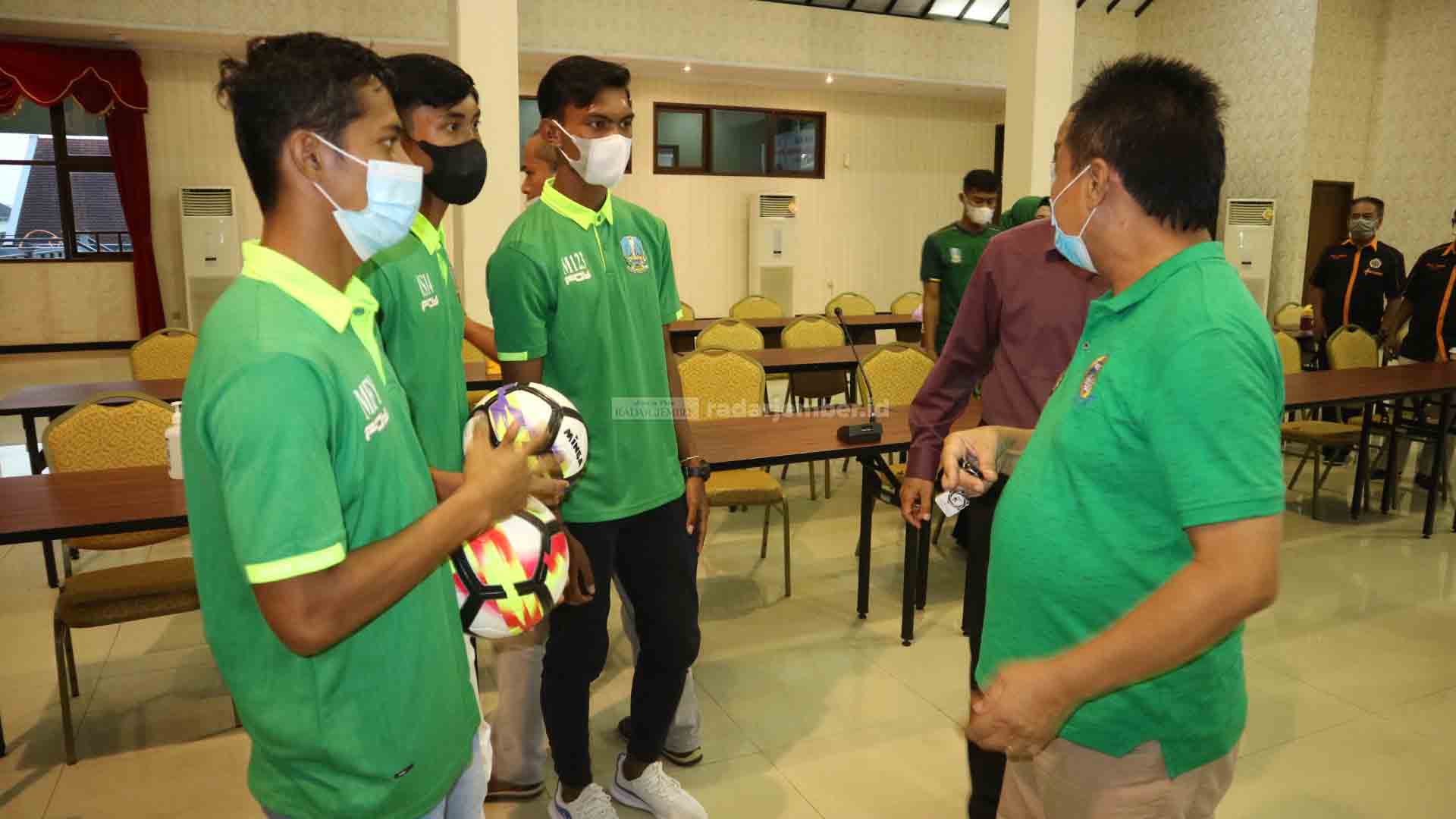 PESEPAK BOLA PON JATIM: Dari kiri, Faisol Yunus, Indra, dan M Idris, atlet sepak bola andal asal Jember yang kini dipanggil skuad sepak bola Jawa Timur untuk PON Papua 2021.