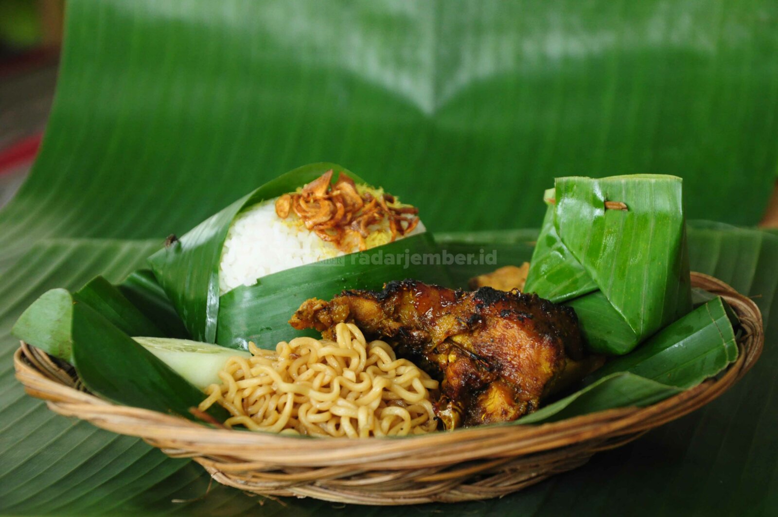 NIKMAT: Salah satu menu andalan sego babat bungkus godhong gedhang yang bikin nagihi. Kuliner ini terus menyediakan menu baru untuk pelanggannya.