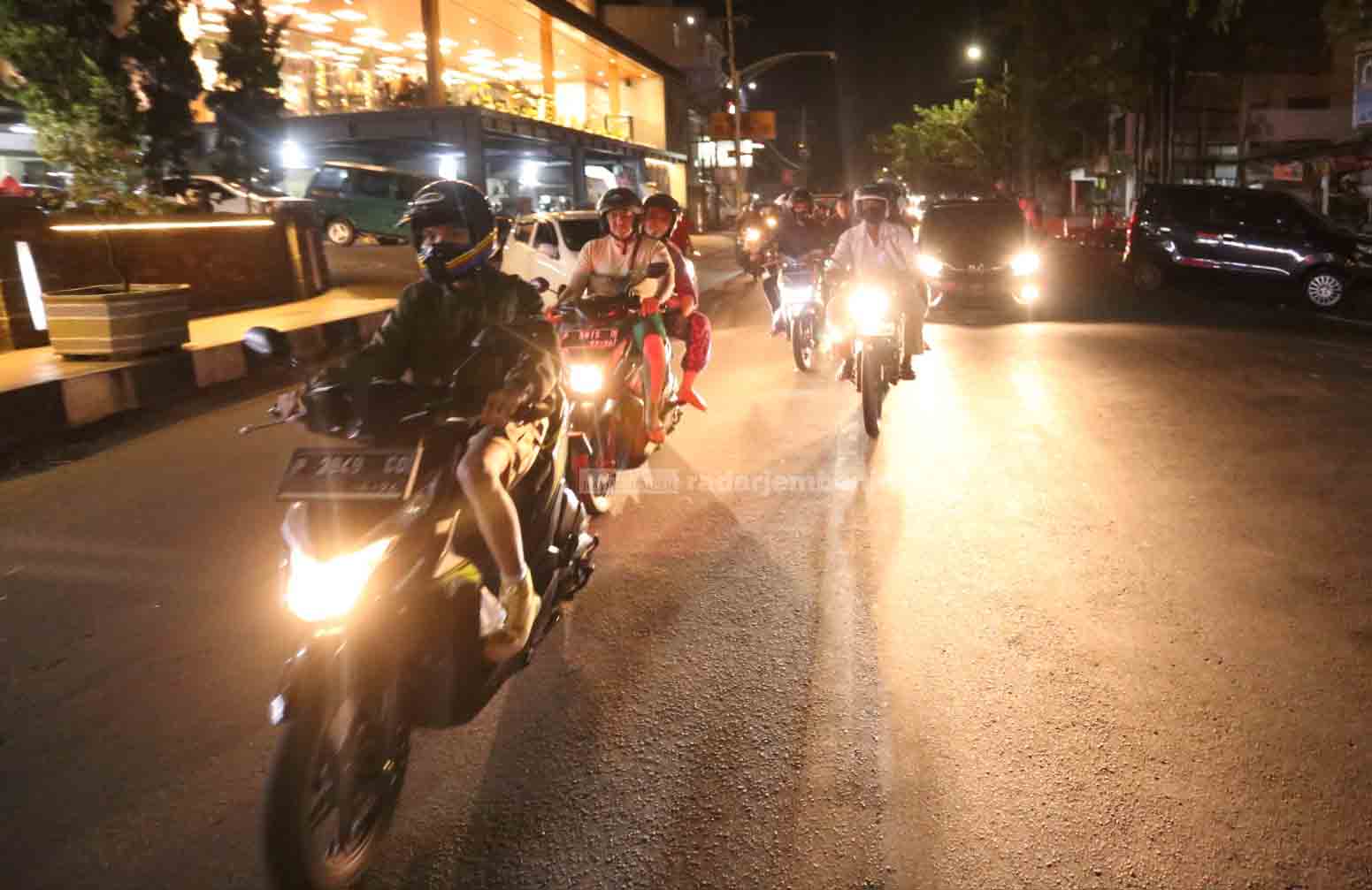 POTENSI MACET: Potret lalu lintas di sepanjang Jalan Trunojoyo, Kaliwates, tak jauh dari Golden Market. Meski kemarin tampak lengang, namun jalur ini diprediksi akan mengalami kemacetan menjelang Lebaran nanti.
