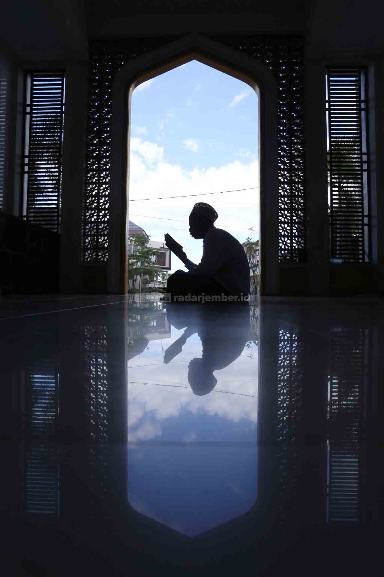 KHUSUK: Salah seorang santri tengah membaca Alquran di salah satu masjid di Kecamatan Patrang. Ternyata, tak hanya seusai salat Tarawih saja umat muslim membaca Alquran, ibadah itu juga kerap dilakukan untuk mengisi waktu luang menjelang berbuka puasa ata