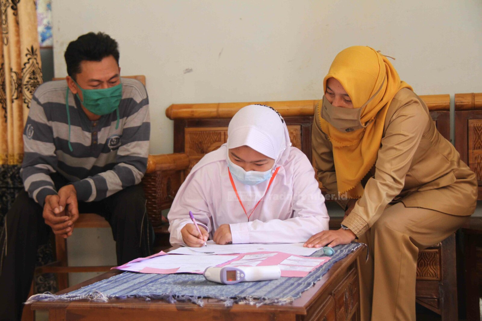 DIDAMPINGI: Wasilatul Bariroh, siswi kelas 6 SD Negeri Wirowongso 02, Ajung. Dia terpaksa ujian sekolah di rumah karena demam.