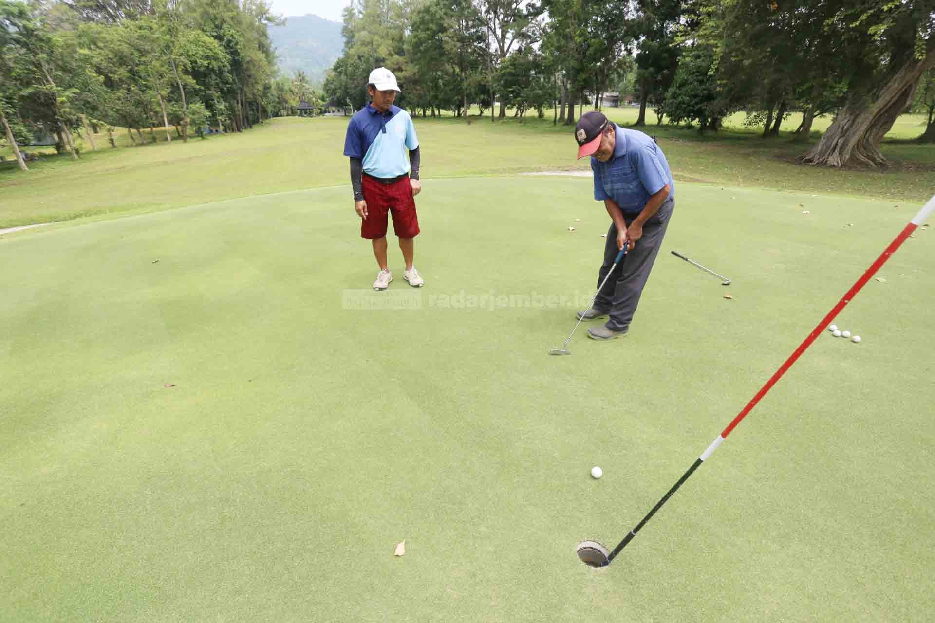 SIAP MEMUKUL: Kondisi rumput green di Lapangan Golf Glantangan. Walau secara kasat mata rumputnya bagus, namun sejatinya kurang dan perlu perbaikan.