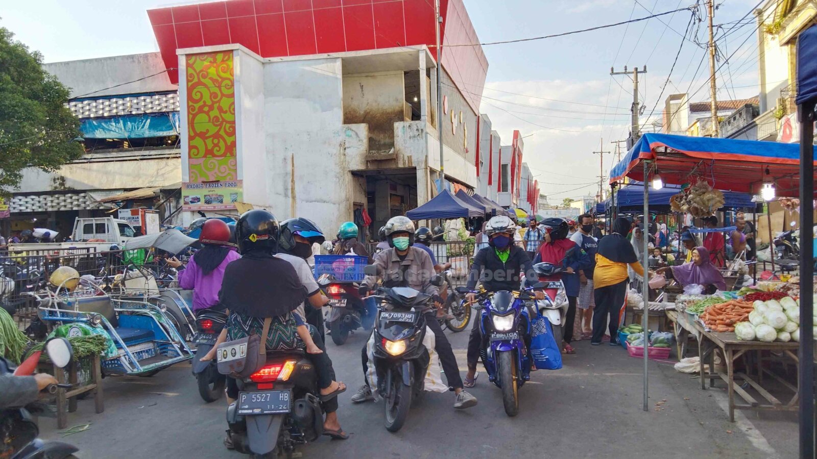 RAMAI: Pengunjung Pasar Tanjung meningkat dibanding sebelum bulan puasa. Biasanya, Ramadan dan menjelang Lebaran, jumlah pedagang di sejumlah pasar tradisional bertambah. Otomatis, retribusi yang diterima pemerintah juga meningkat.