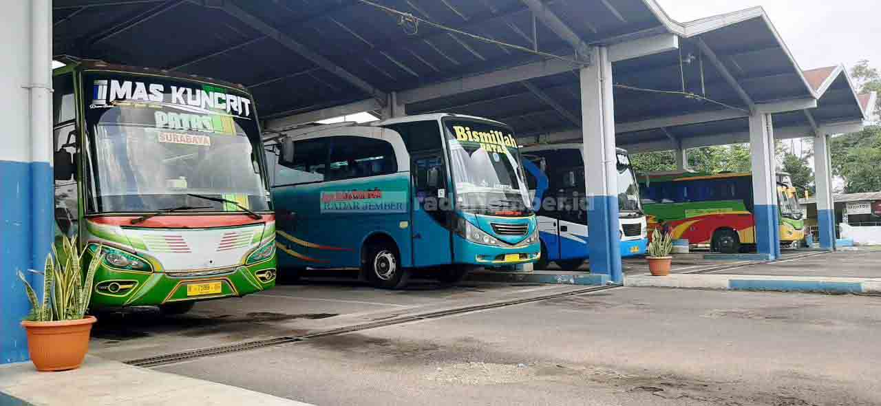 LENGANG: Kondisi di Terminal Tawang Alun, kemarin (15/4). Selama hampir dua pekan sebelum dan setelah Lebaran, terminal ini akan ditutup untuk sementara waktu. Keputusan tersebut menindaklanjuti larangan mudik oleh pemerintah.