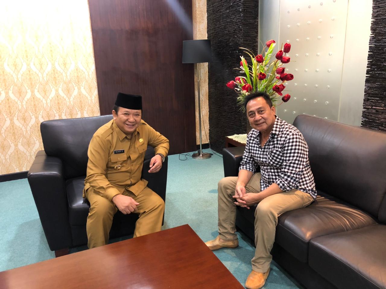DISKUSI AWAL: Ketua Askab PSSI Jember Sutikno (kanan) bertemu Bupati Jember Hendy Siswanto di ruang kerjanya, belum lama ini. Pertemuan itu salah satunya membahas kiprah atlet bola Jember dan cabor lainnya yang tergabung kontingen PON Jatim.