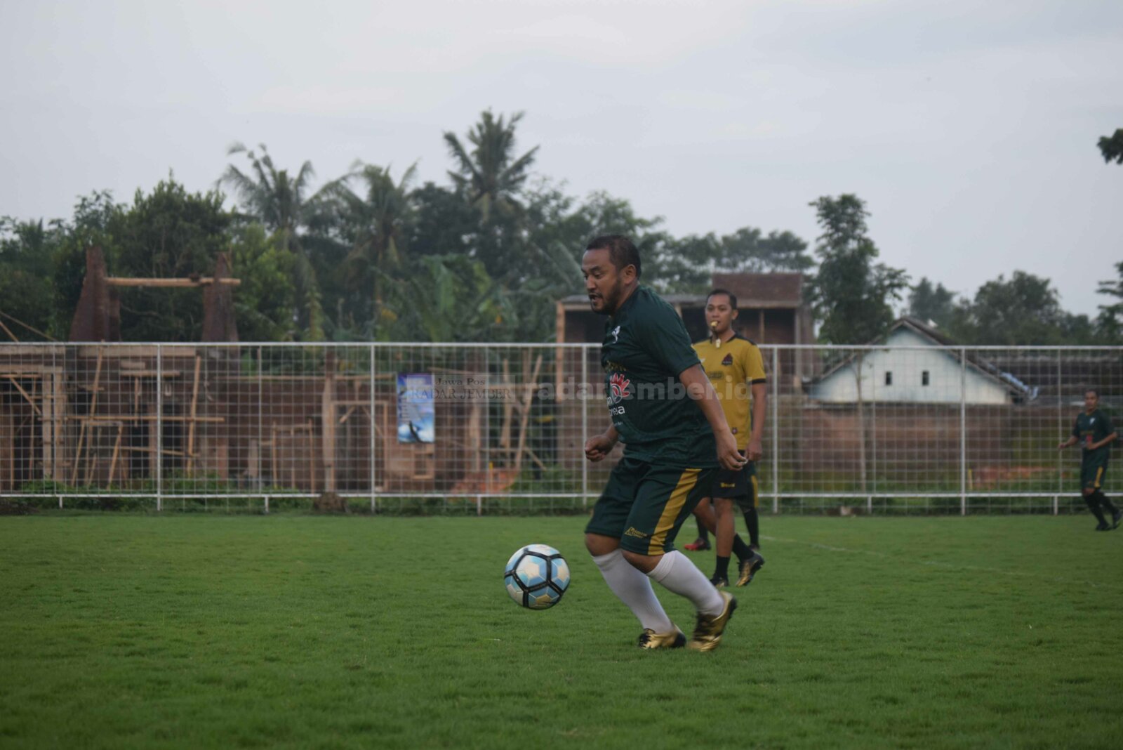 INGIN BANGUN AKADEMI: Agus Andrianto, salah seorang pecinta sepakbola asal Bondowoso. Dia bercita-cita membangun sebuah akademi sepakbola profesional di Bondowoso.