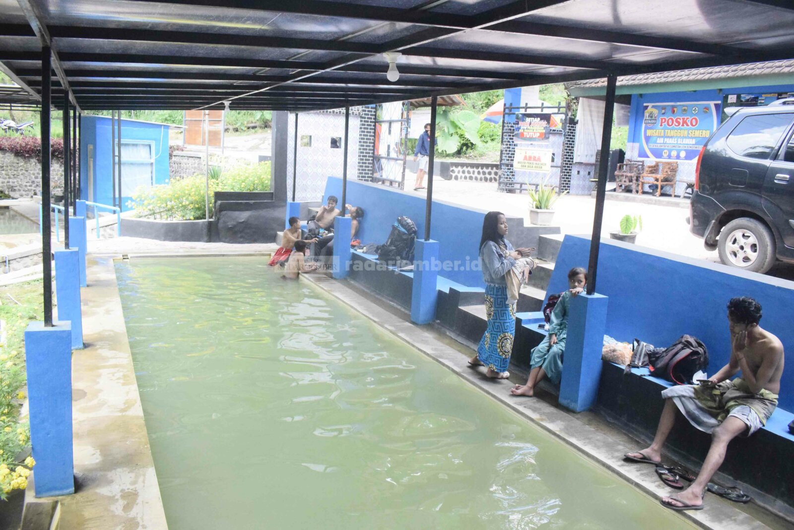 BERENDAM: Sejumlah pengunjung saat berendam di kolam air panas Blawan. Air panas Blawan masuk dalam situs geologi pada Ijen Geopark.