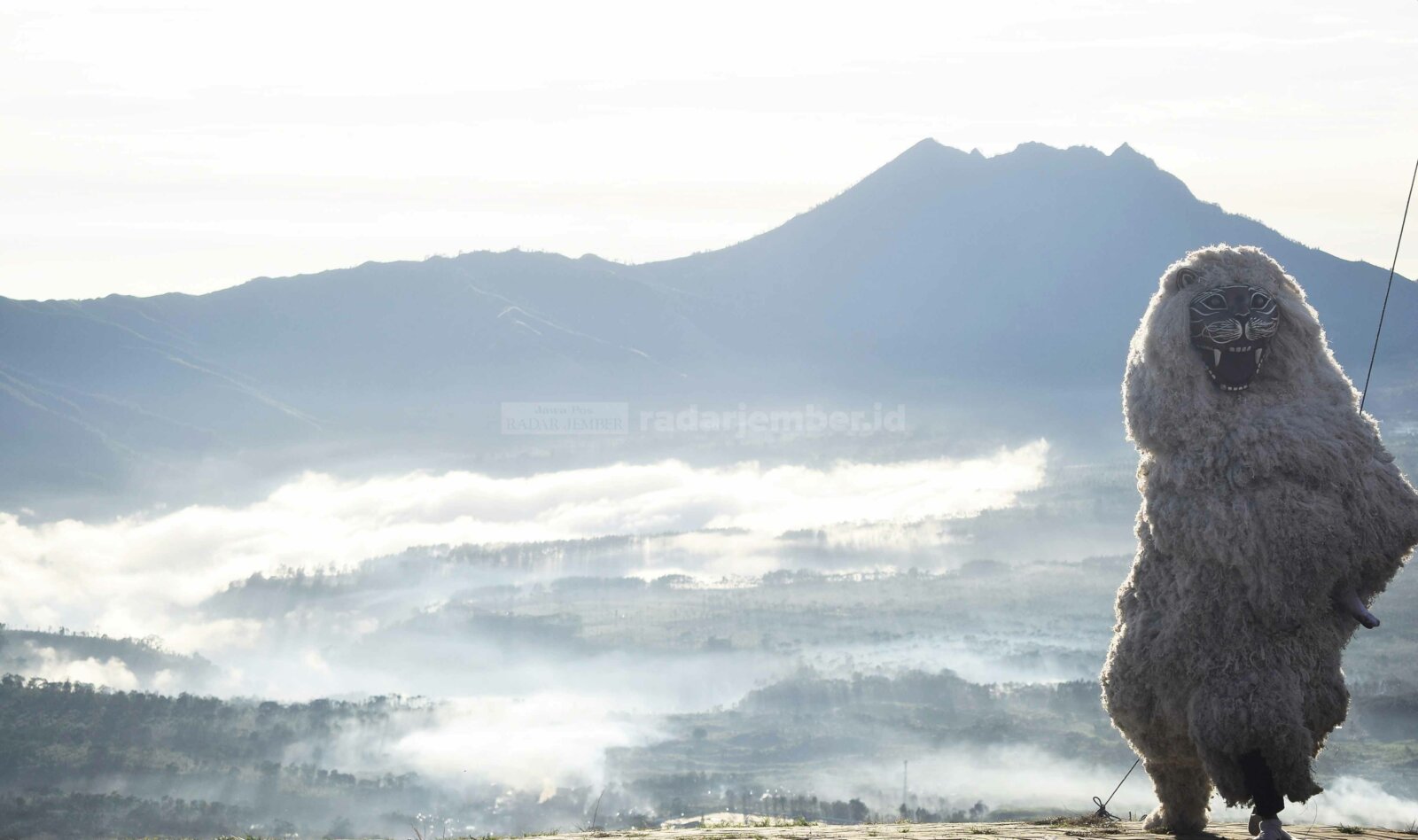 DI PUNCAK: Pergelaran Singo Ulung di Puncak Megasari, Ijen, beberapa hari lalu. Penampilan itu dilakukan di dinding kaldera Ijen Purba.