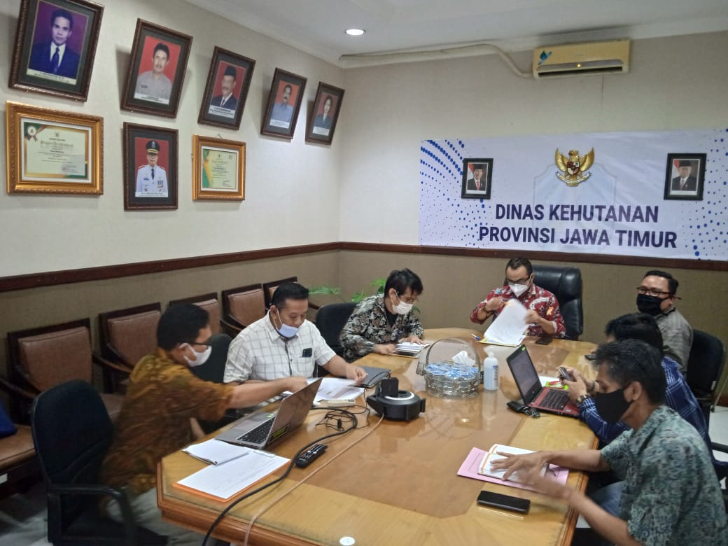 KOORDINASI: Tim PHIG Bondowoso saat berkunjung ke Dinas Kehutanan Provinsi Jatim, kemarin.