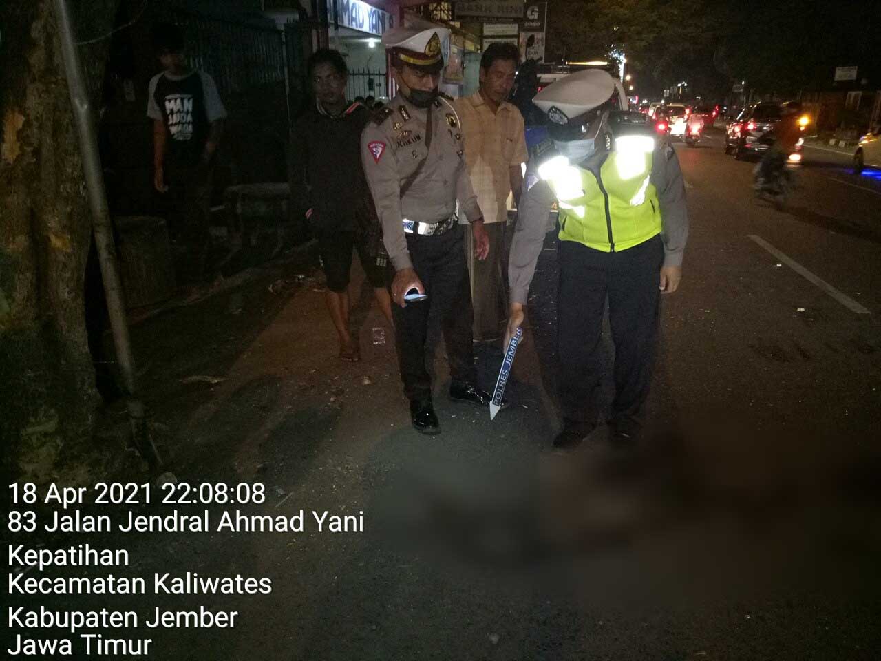KECELAKAAN TUNGGAL: Anggota polisi dari Unit Lakalantas Polres Jember melakukan olah TKP di lokasi terjadinya kecelakaan.