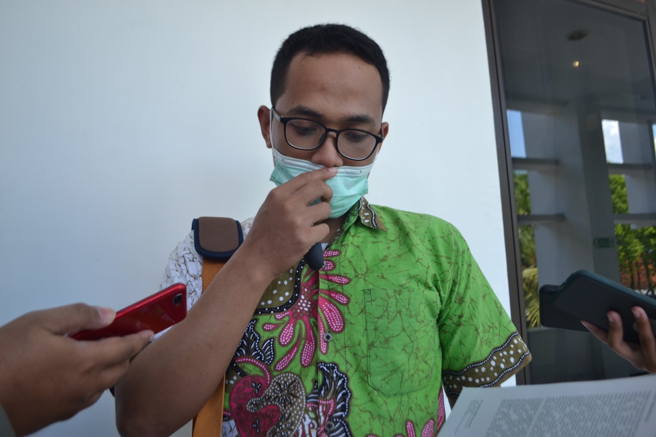 MENUJU DESA PINTAR: Miftah menjelaskan keunggulan aplikasi Desaqu yang akan diterapkan oleh seluruh desa di Kabupaten Jember. Namun, sementara ini aplikasi tersebut akan diuji coba di salah satu desa yang belum ditentukan lokasinya.