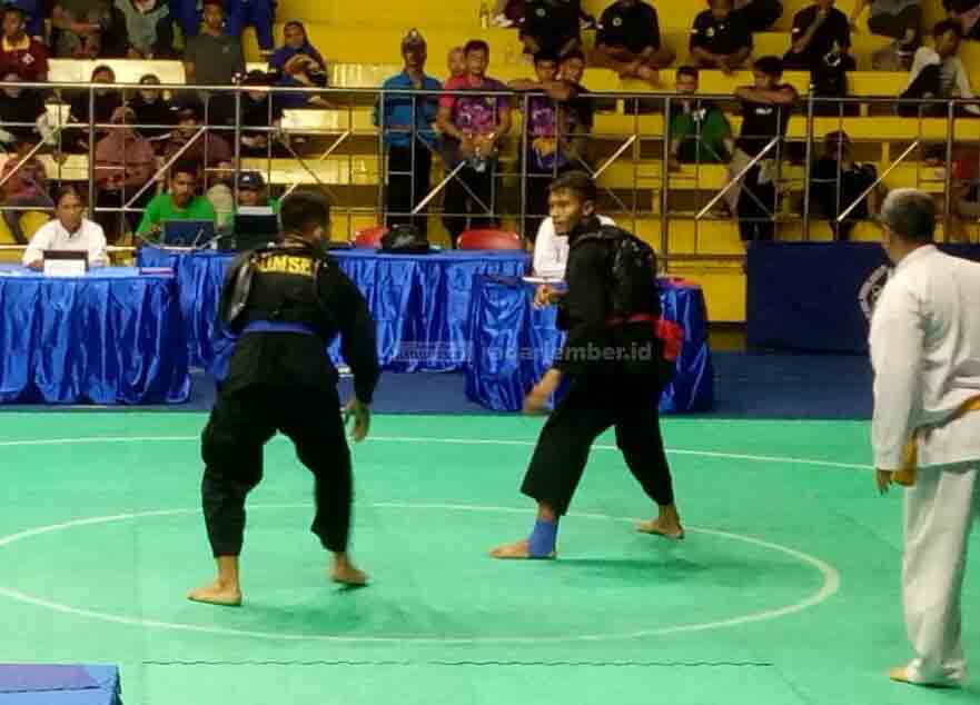 SPORTIF: Penampilan atlet pencak silat ketika berlaga dalam Festival Pencak Silat di Makodim 0824, medio Juli 2020 lalu. Seharusnya, anggota perguruan silat diarahkan menjadi atlet seperti ini, bukan sebagai pemicu kekerasan di jalanan.
