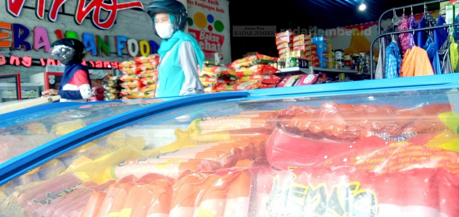 LARIS: Sejumlah orang sedang memiliki makanan beku (frozen food) untuk dijadikan bahan berbuka puasa.