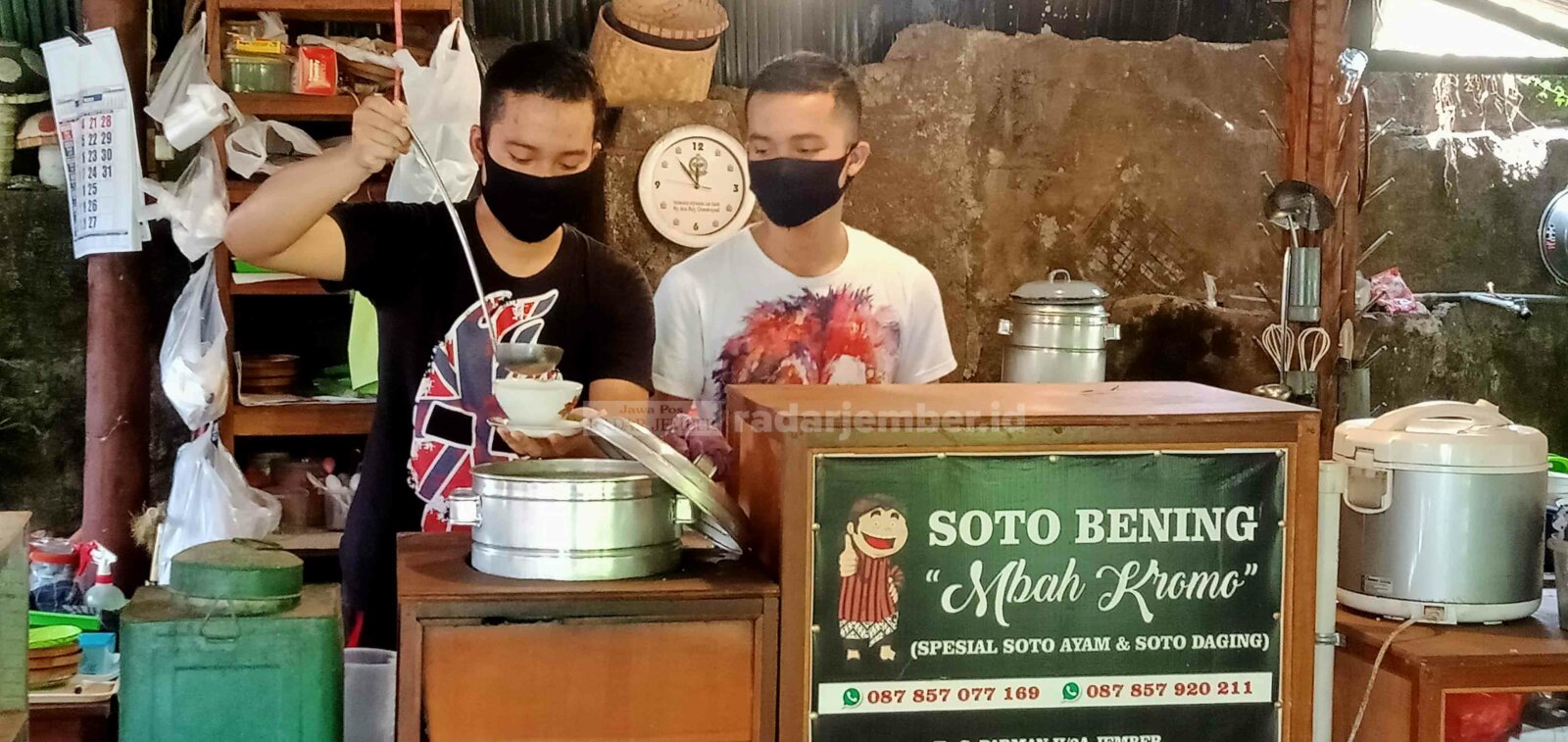 KULINER BERSAHABAT: Warung Mbah Kromo ini dikenal sebagai penjual soto termurah di Jember. Semangkuk soto bening dihargai Rp 3.500.