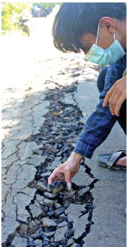 LUNAK: Lapisan batuan di kawasan pegunungan atau lereng gunung di Dusun Iburaja, Desa Kaliuling, yang cenderung lunak. Pascagempa, sebagian jalan warga sedikit terbelah terkena getaran enam kali lebih besar.