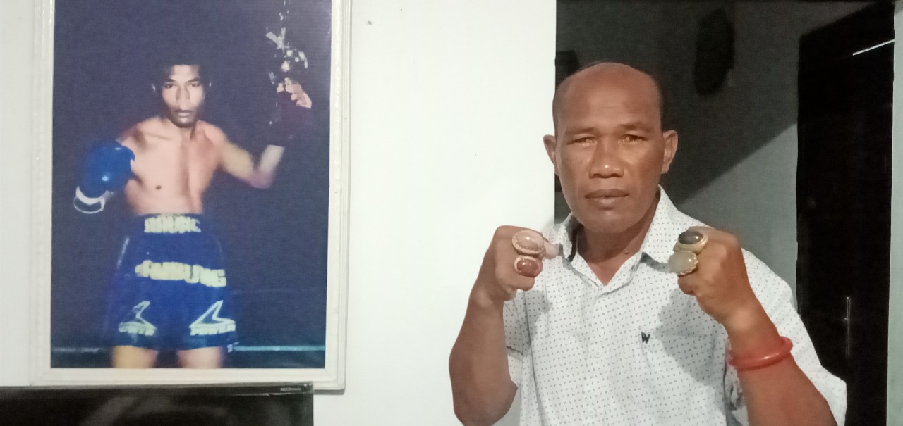 MENGENANG KEJAYAAN: Sambung petinju asal Jember meraih peringkat satu OPBF mengalahkan Jun Tito dari Philipina. Kini dia tidak lagi berlaga di ring tinju, dan beralih pekerjaan sebagai penjaga kandang ayam.