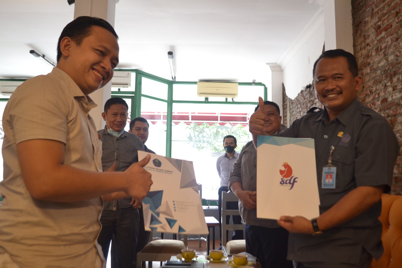 SINERGI: Direktur PT Seven Dream Aruna Hidayatullah (kiri) bersama Direktur Polije Saiful Anwar saat penandatangan MoU di Seven Dream Syariah Hotel and Resto, Senin (5/4).