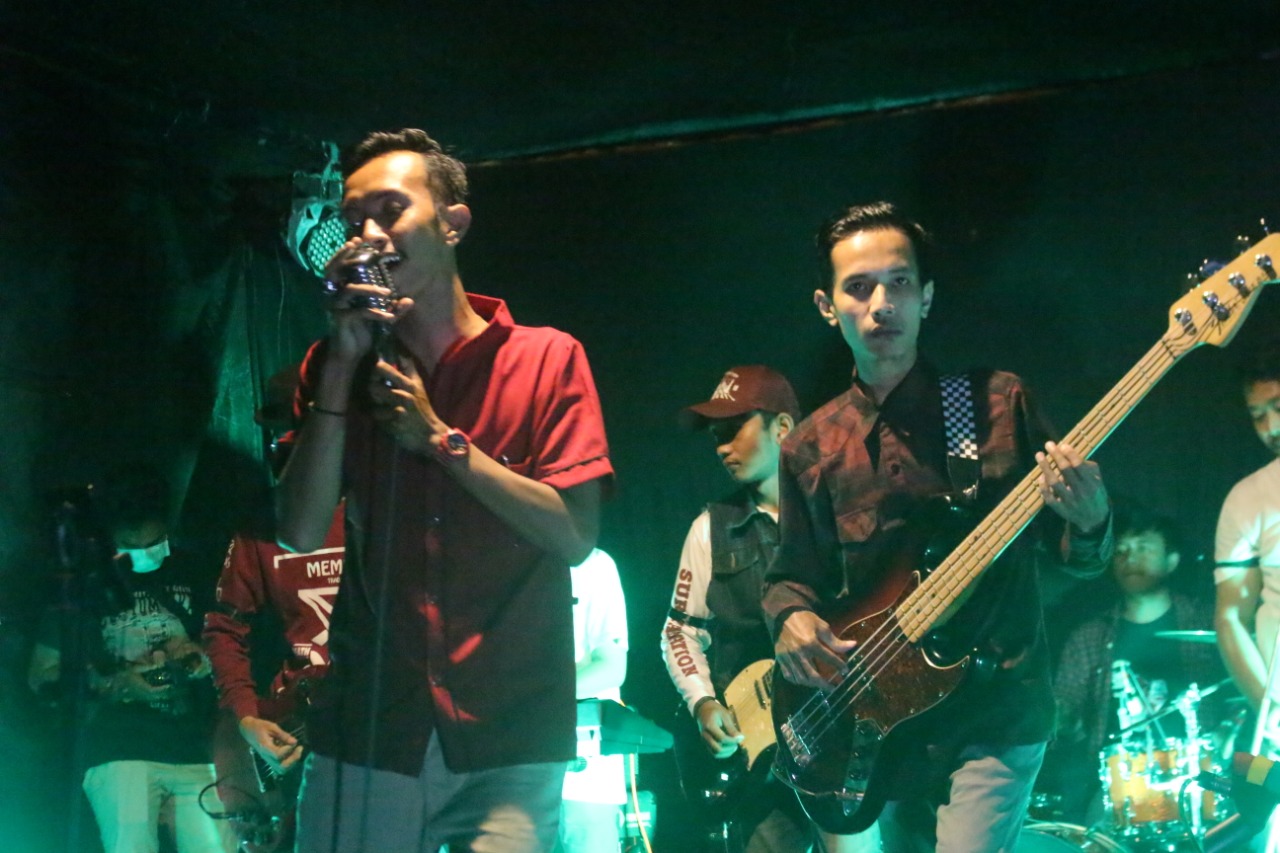 MENGENANG LEWAT LAGU: Penampilan Sunshine saat konser amal untuk mengenang sosok Rama dan Ayu. Dalam konser amal itu juga dilakukan pelelangan barang-barang milik Rama. Hasil pelelangan tersebut disumbangkan untuk keluarga dan sebagian untuk masjid.