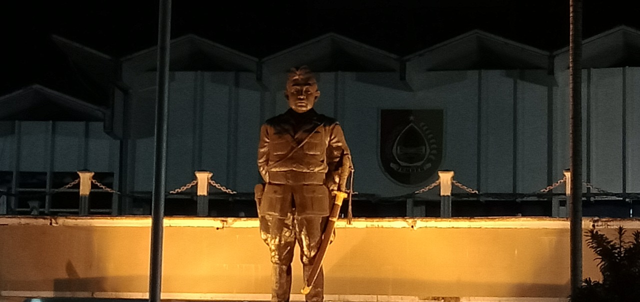 TERANG BERCAHAYA: Patung Letkol Mochamad Sroedji depan gedung Pemkab Jember. Tambahan lampu sorot membuat bangunan itu terlihat warna-warni di malam hari.
