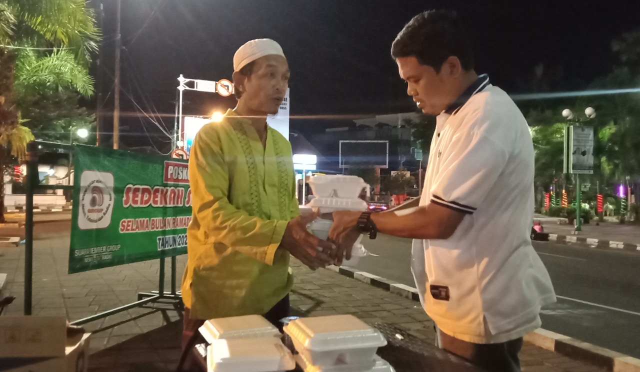 PEDULI SESAMA: Pecinta lingkungan hidup dan Sedekah Sahur Jember membagikan nasi kotak saat waktu makan sahur tiba.