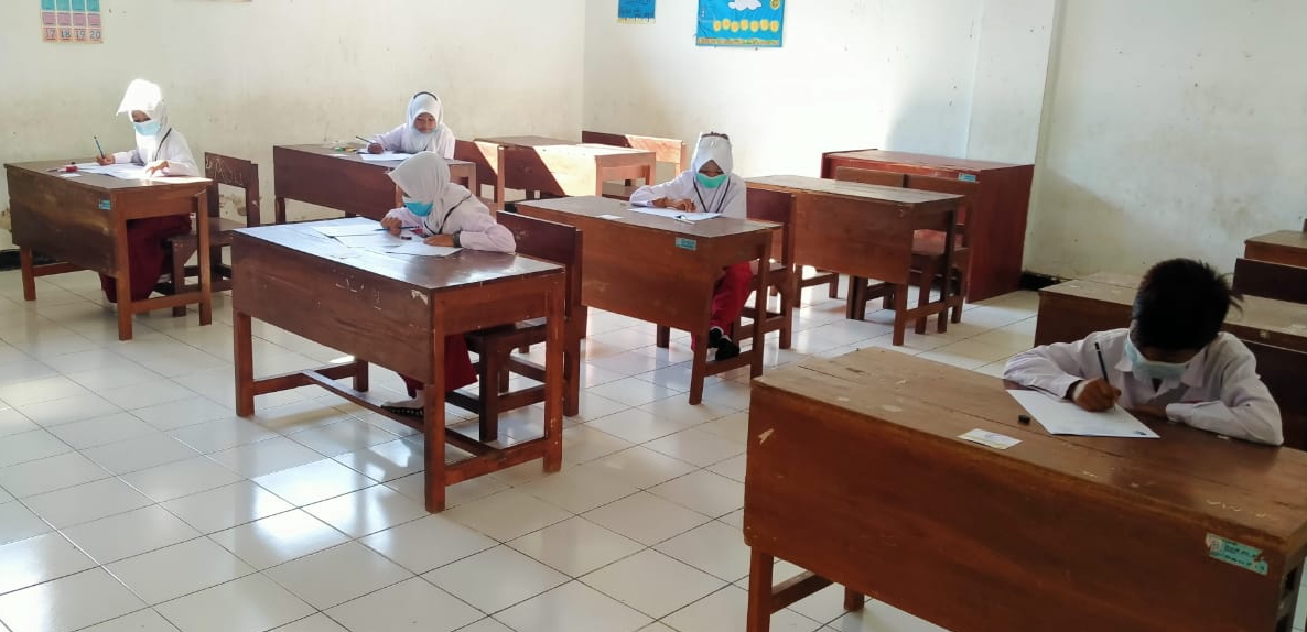 SEPI: Suasana ujian sekolah di SD Negeri Pakis 02 Panti berlangsung tertib walau hanya diikuti oleh lima siswa kelas VI.