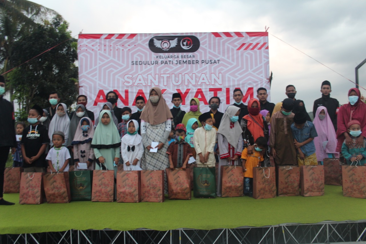 TEBAR KEBAIKAN DI BULAN RAMADHAN: Komunitas Sedulur Pati Pusat Jember membagikan 150 paket santunan anak yatim di Perumahan Alam Hijau, Sukorambi.
