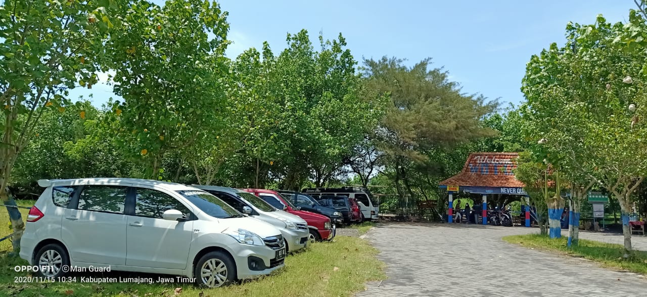 DITUTUP: Salah satu lokasi wisata yang paling ramai dikunjungi saat Lebaran dan kupatan. Kini Pantai Selatan Mbah Drajid di Desa Wotgalalih, Kecamatan Yosowilangun, tetap ditutup untuk menekan penularan.