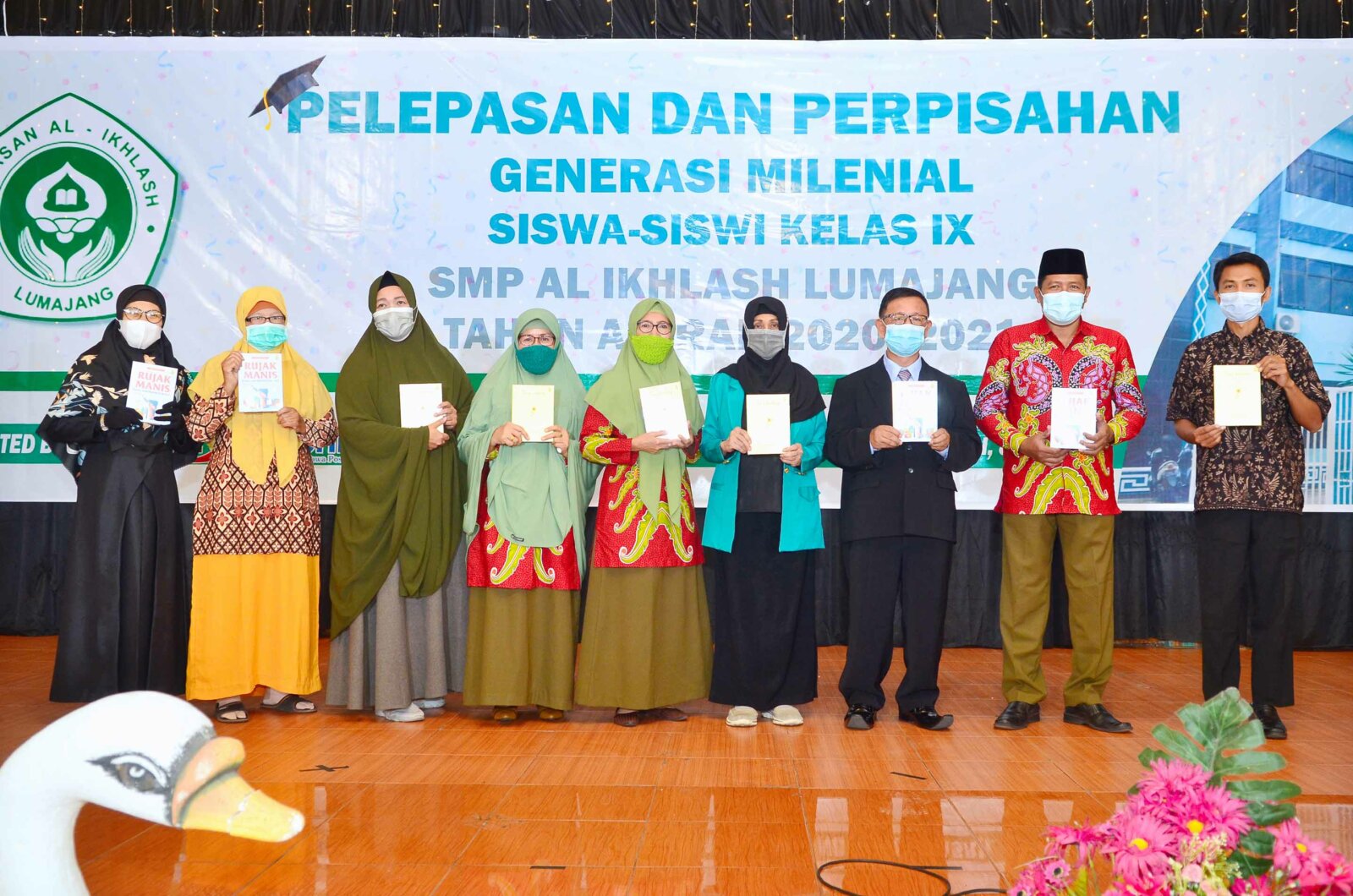 KOMITMEN: Direktur dan Pimpinan Lembaga Pendidikan Al Ikhlash menunjukkan buku karya guru dan siswa SMP Al Ikhlash. Buku tersebut merupakan karya mereka yang diluncurkan bersamaan dengan pelepasan siswa, Sabtu (9/5) lalu.