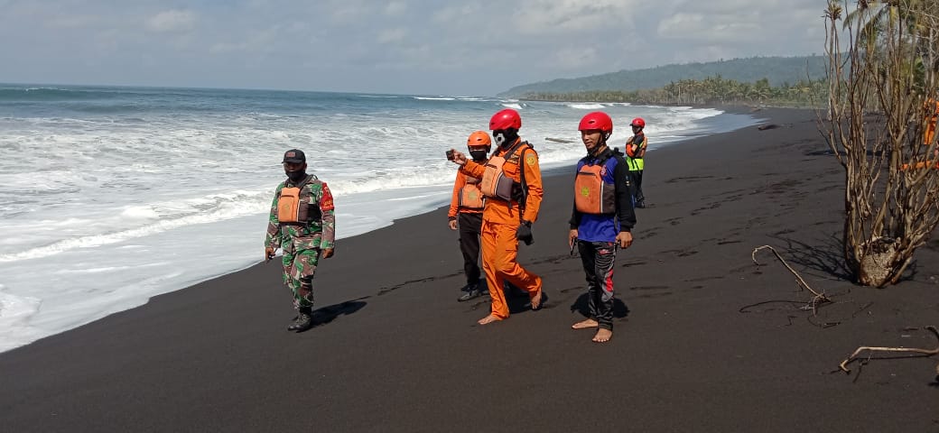 PENCARIAN: Sejumlah tim Badan Penanggulangan Bencana Daerah (BPBD) Lumajang saat melakukan pencarian bocah berusia 7 tahun yang terseret ombak. Kemarin, tim itu mencari di sejumlah titik, tapi nihil.