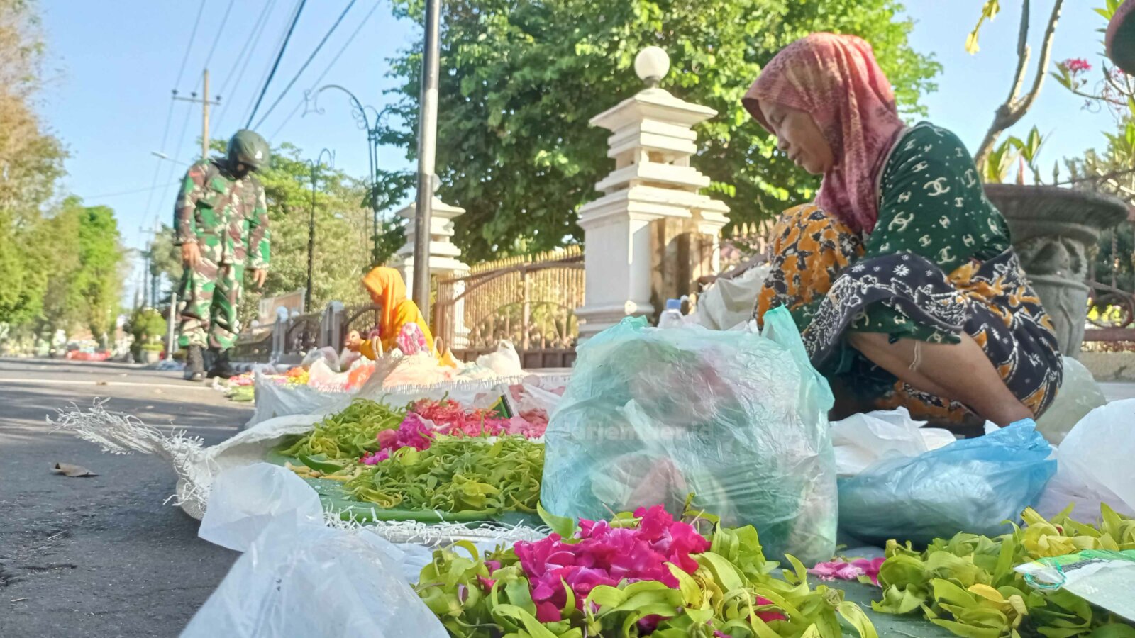UNTUK ZIARAH: Salah satu pembeli bunga tabur di utara Alun-Alun Lumajang, beberapa waktu lalu. Pada masa Lebaran, pembeli bunga tabur bertambah seiring meningkatnya masyarakat melakukan tradisi ziarah ke makam.