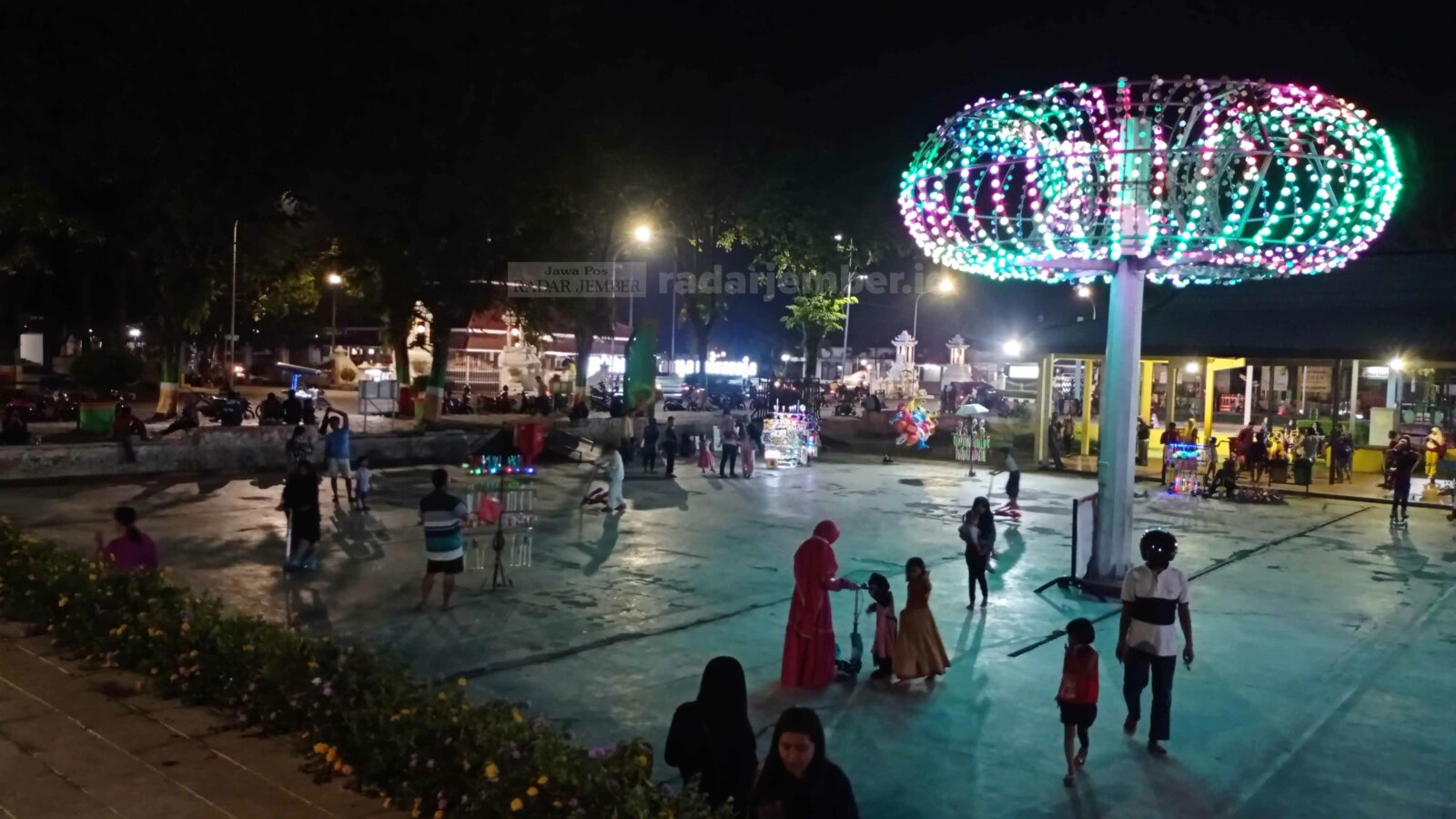 TETAP TERBUKA: Meski sudah ditutup sejak awal pandemi, sejumlah ruang terbuka hijau masih banyak dikunjungi. Salah satunya Alun-Alun Lumajang. Masyarakat banyak berkumpul dan beraktivitas di sana.