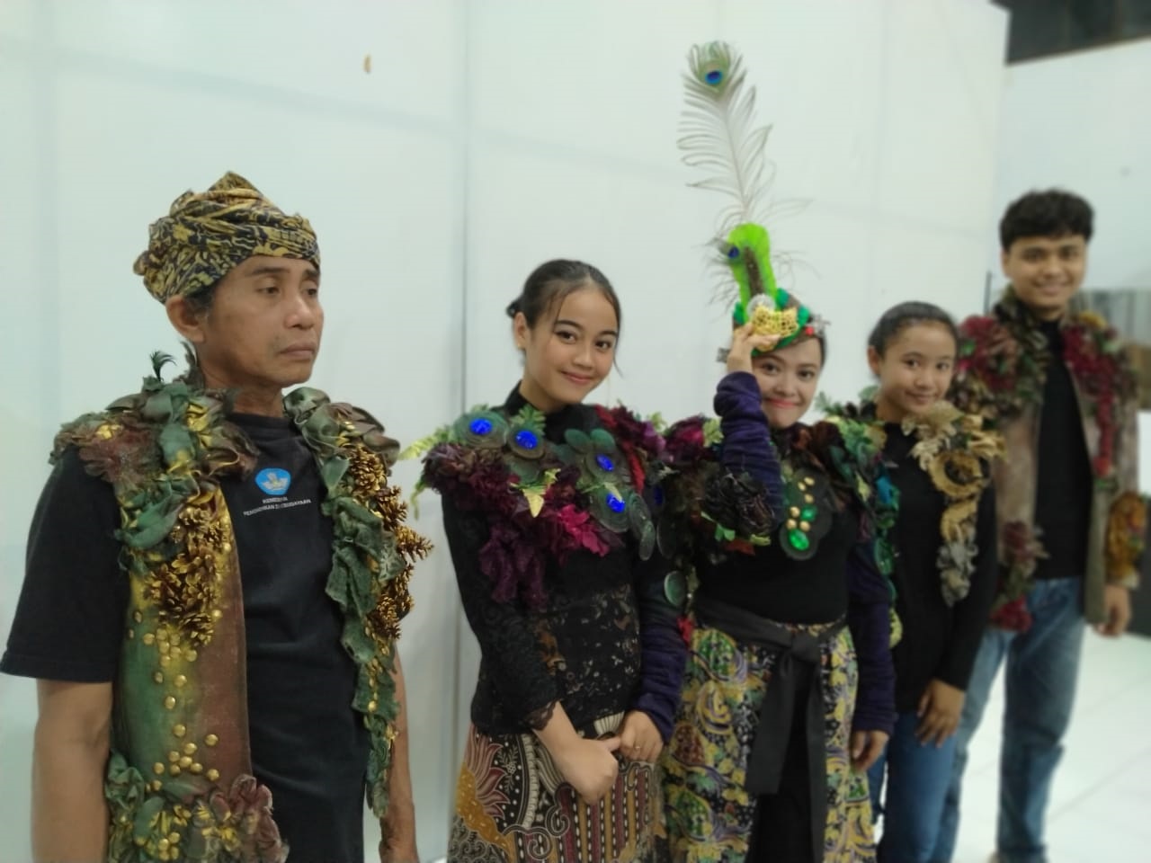 PRESTASI: Lima personel Linkrafin saat mempersiapkan kostum sebelum berangkat ke Jakarta. Kostum batik yang didesain Jember Fashion Carnaval tersebut juga dibuat oleh SMKN 6 Jember.