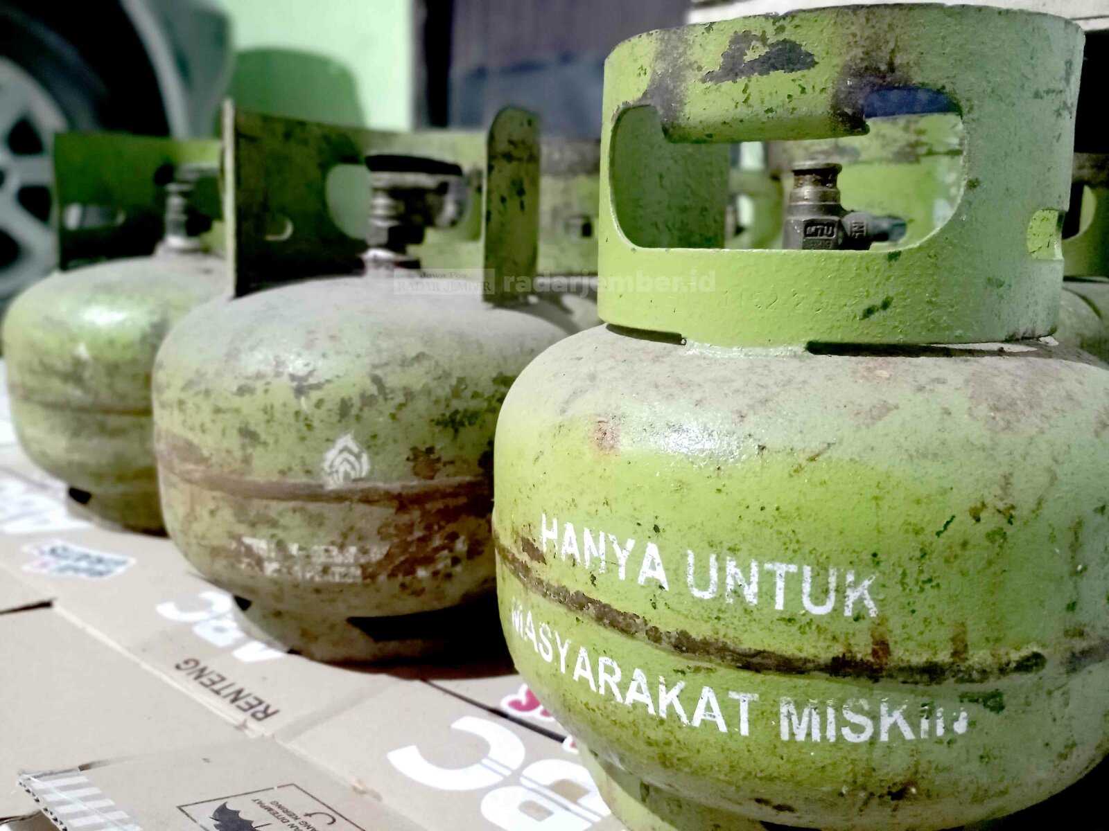 KOSONG: Tumpukan gas LPG tiga kilogram di salah satu toko warga. Meski menumpuk, namun semuanya kosong karena pasokan tersendat.