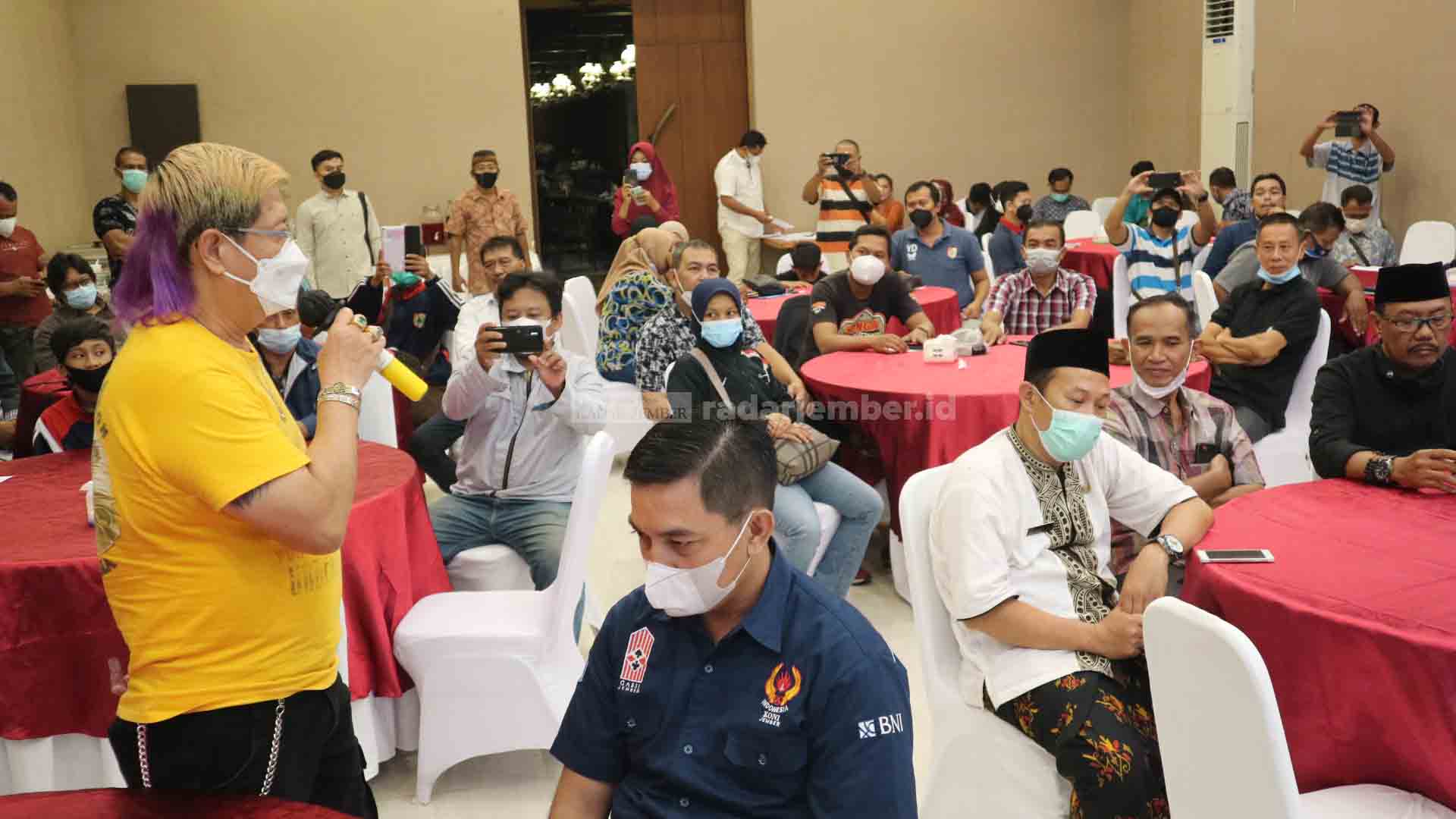 DUKUNGAN MUSORKABLUB: Ketua Umum WI dan PTMSI Jember Bambang Siswanto Gunawan (berdiri) saat memberikan sambutan dalam rapat finalisasi Musorkablub KONI Jember, akhir pekan kemarin.