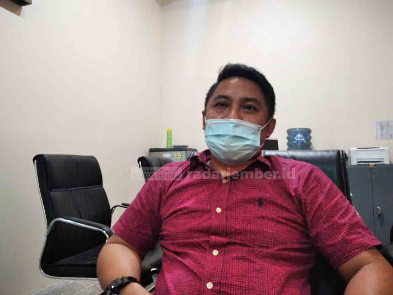 MENJELASKAN: Koordinator Kemahasiswaan dan Alumni Anang Ardian Reza, menjelaskan mengenai KPUM dan acara pemilihan raya (pemira) yang tertunda.