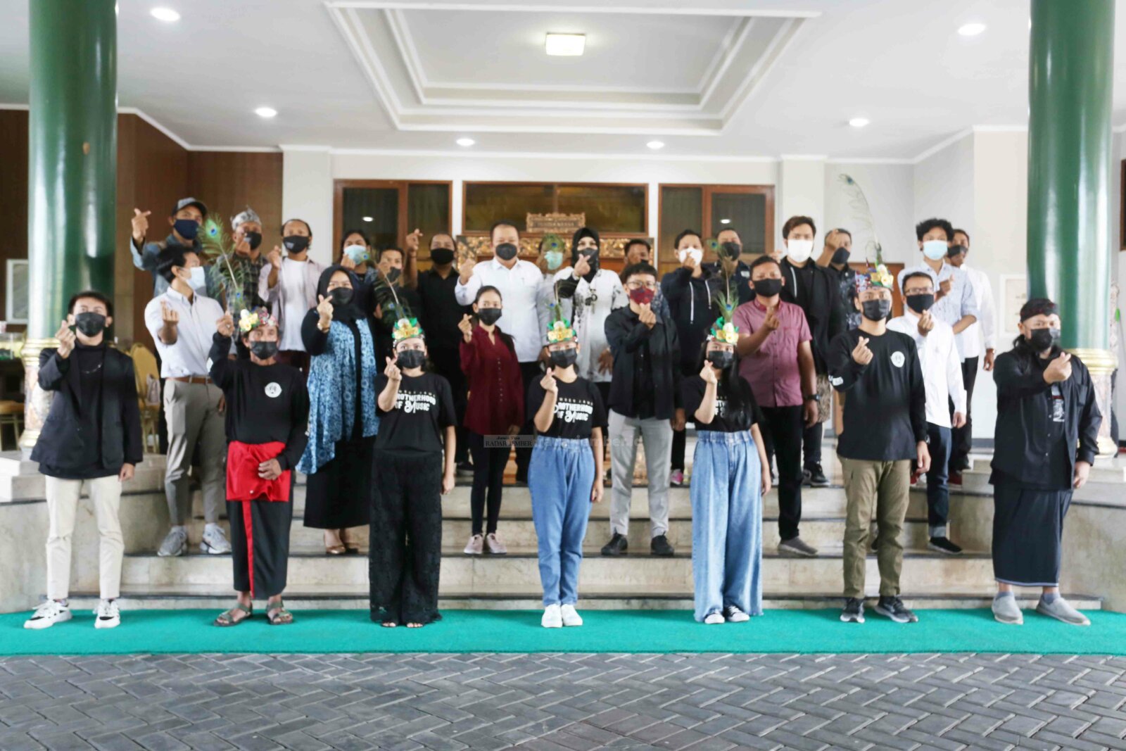 MEMBANGGAKAN: Para vokalis dan anggota Linkrafin yang mengharumkan nama Jember dengan karya lagu “Jember Nusantara” berfoto bersama di Pendapa Wahyawibawagraha, kemarin (26/5).