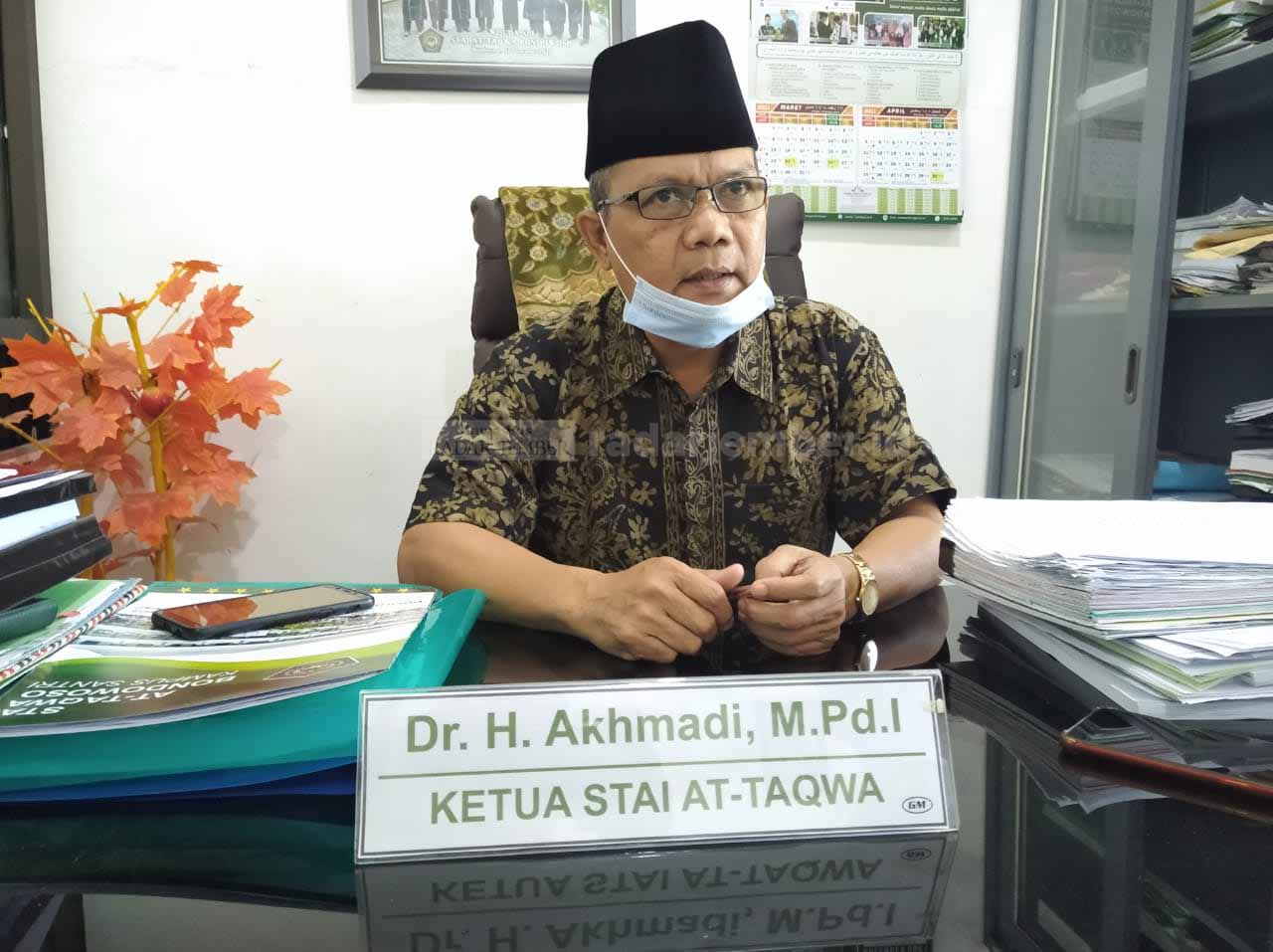 MENJELASKAN: H Ahmadi, Ketua STAI At Taqwa Bondowoso, ketika memberikan penjelasan tentang perolehan zakat di Baznas.