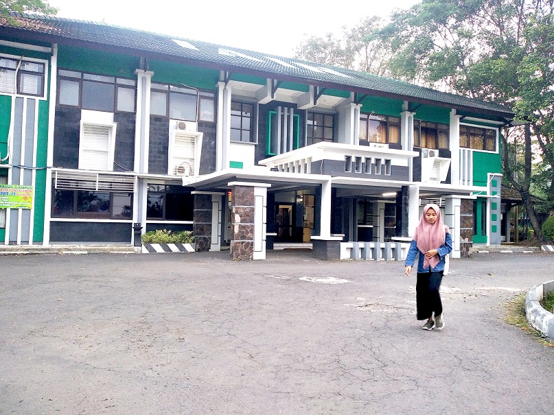 STATUS BARU: IAIN Jember resmi beralih status menjadi Universitas Islam Negeri Kiai Haji Achmad Siddiq (UIN KHAS), sesuai dengan Peraturan Presiden Republik Indonesia (PP) Nomor 44 Tahun 2021.