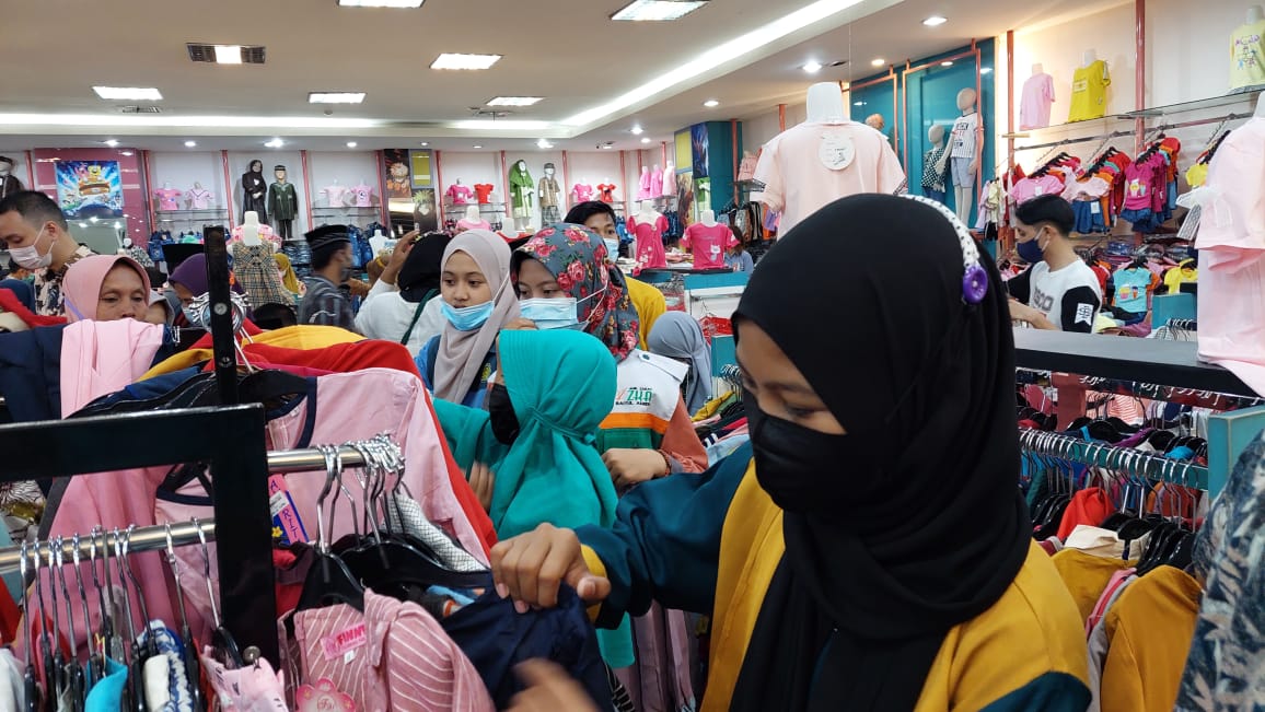 BAJU BARU: Sejumlah anak saat mendatangi salah satu pusat perbelanjaan di Jember kota, belum lama ini.